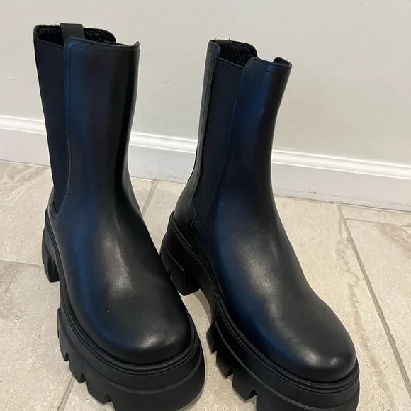 NEW IN BOX Thursday Boot Company Reign Chelsea Boots 7.5 - Picture 3 of 8